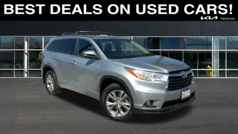 Silver 2015 Toyota Highlander XLE V6 for sale in Indio, CA