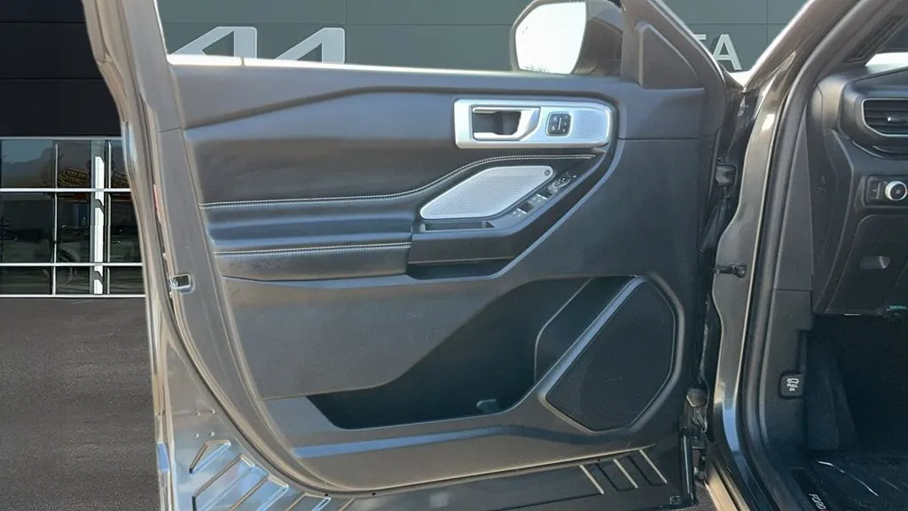 Ford Explorer photo 13