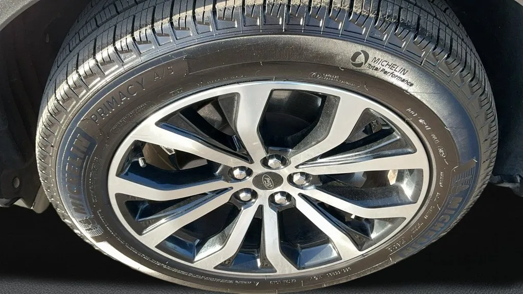 Ford Explorer photo 12