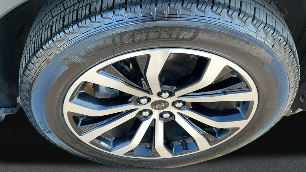 Ford Explorer photo 8