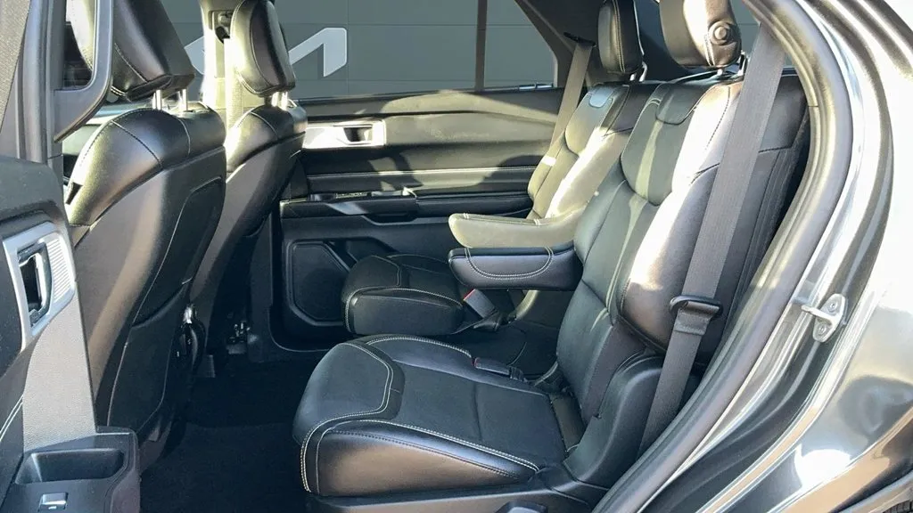 Ford Explorer photo 16