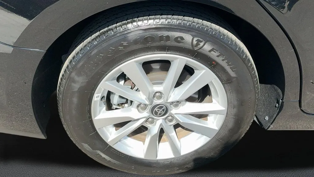 Toyota Camry photo 9