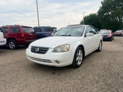 Another view of 2003 Nissan Altima 3.5 SE Sedan 4D for sale in Lancaster, OH at Instant Auto Sales Lancaster