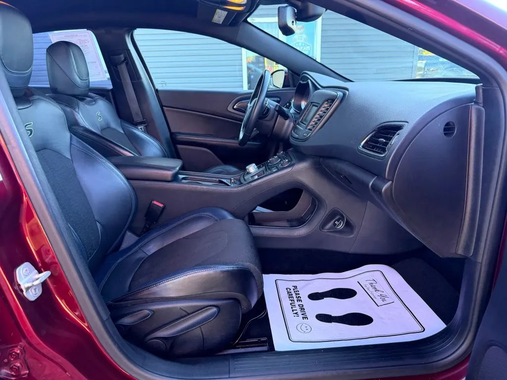 Chrysler 200 photo 9