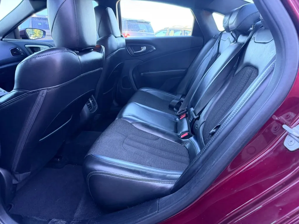 Chrysler 200 photo 10