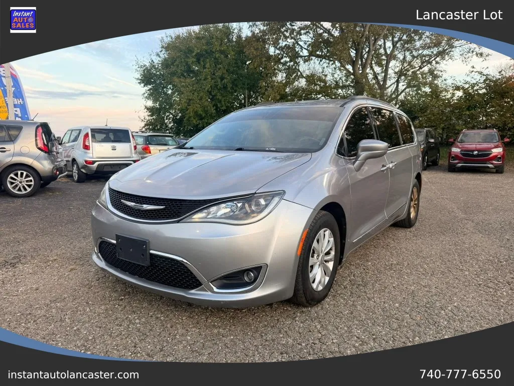 Silver 2017 Chrysler Pacifica Touring-L Minivan 4D for sale in Lancaster, OH