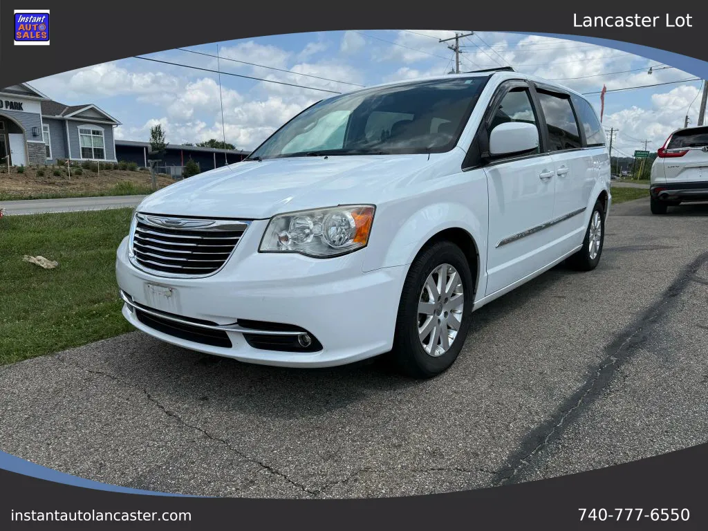 White 2014 Chrysler Town & Country Touring Minivan 4D for sale in Lancaster, OH