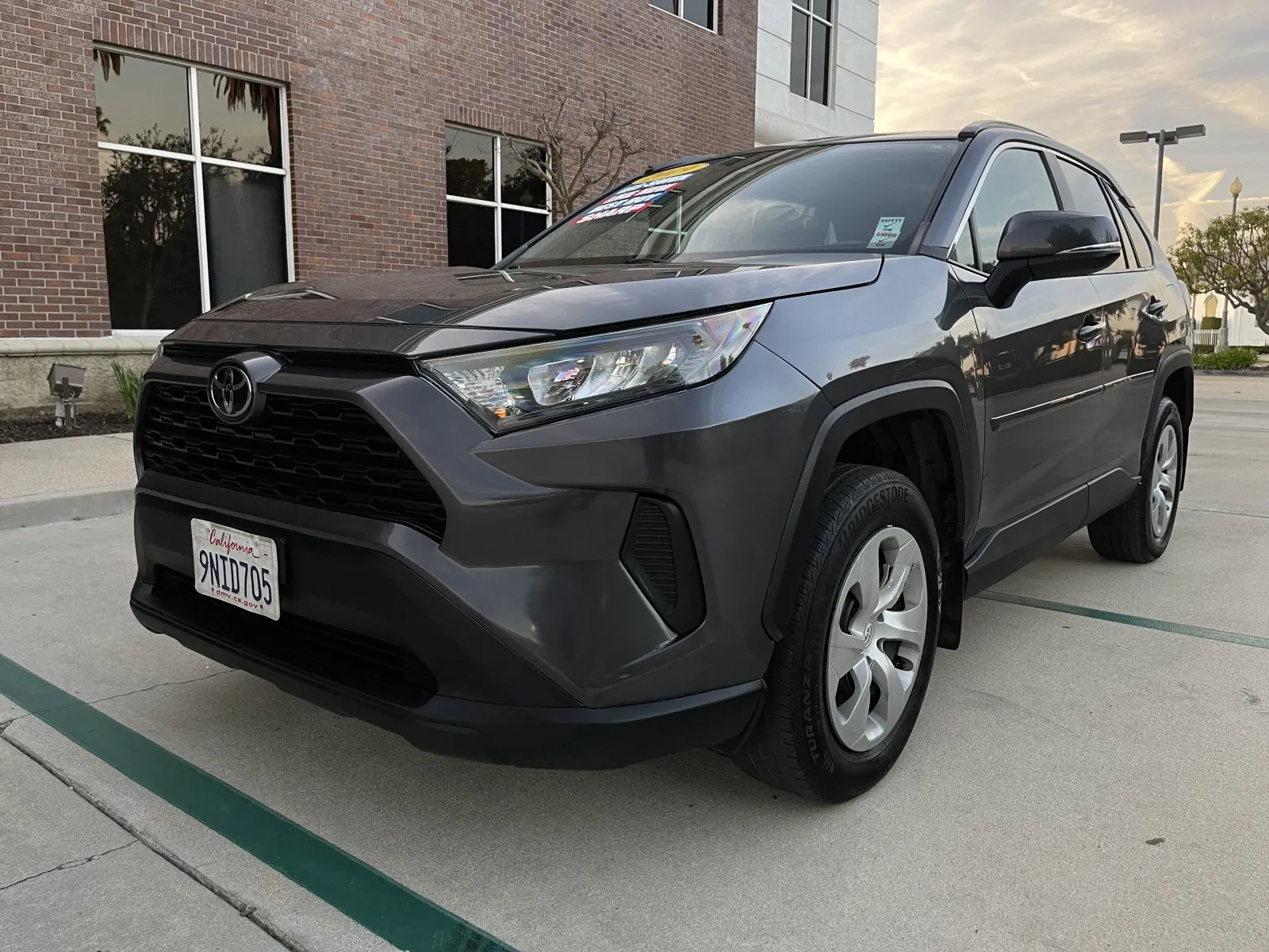 2019 Toyota RAV4 LE's photo