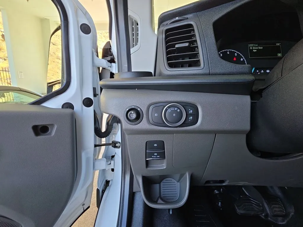 Ford Transit photo 16