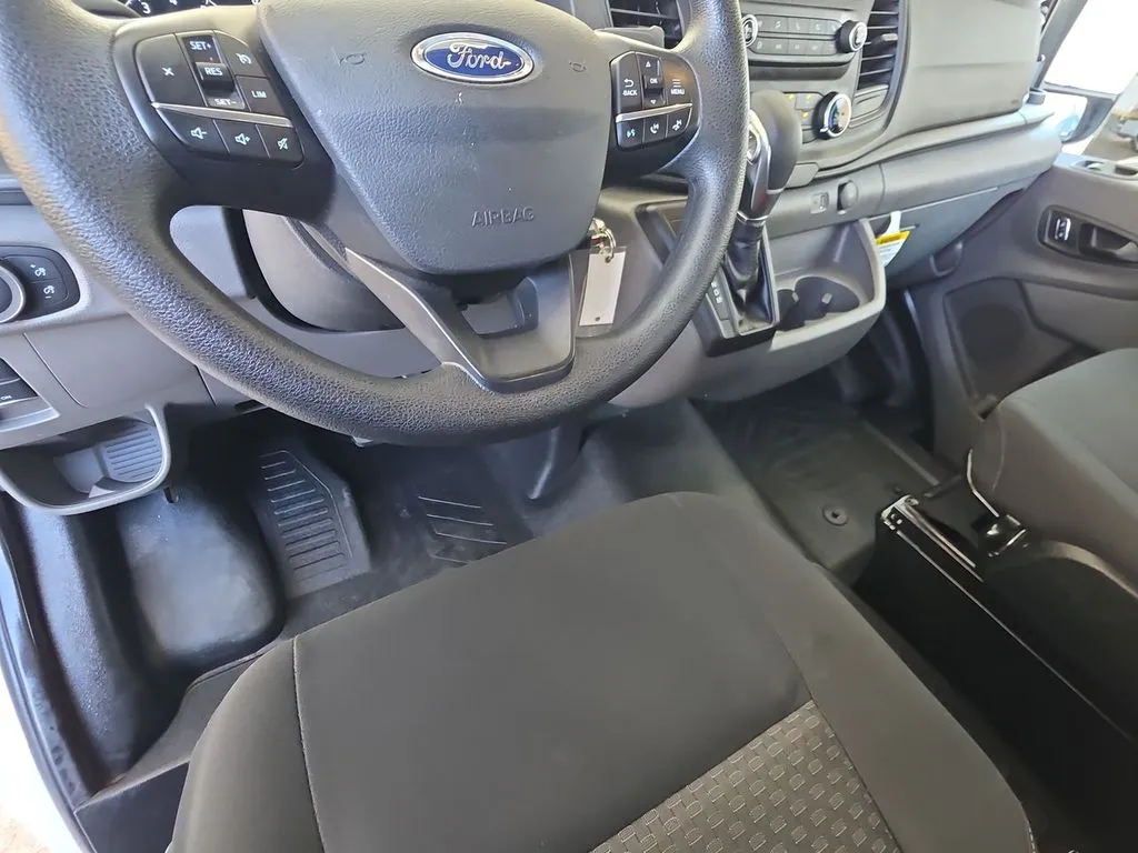 Ford Transit photo 11