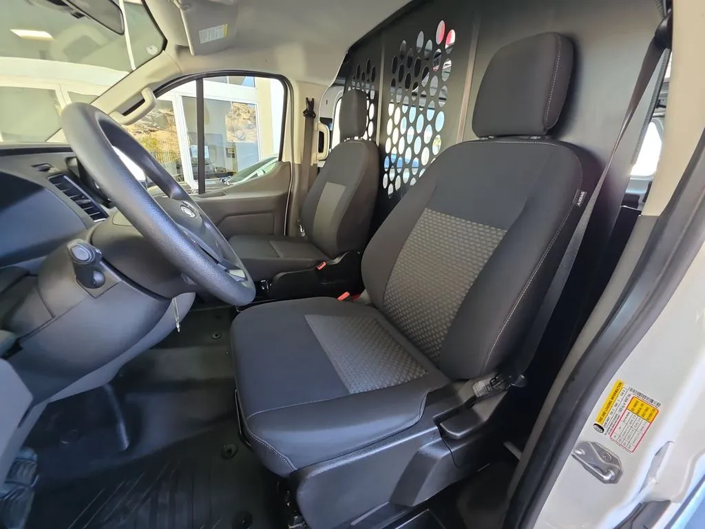 Ford Transit photo 18