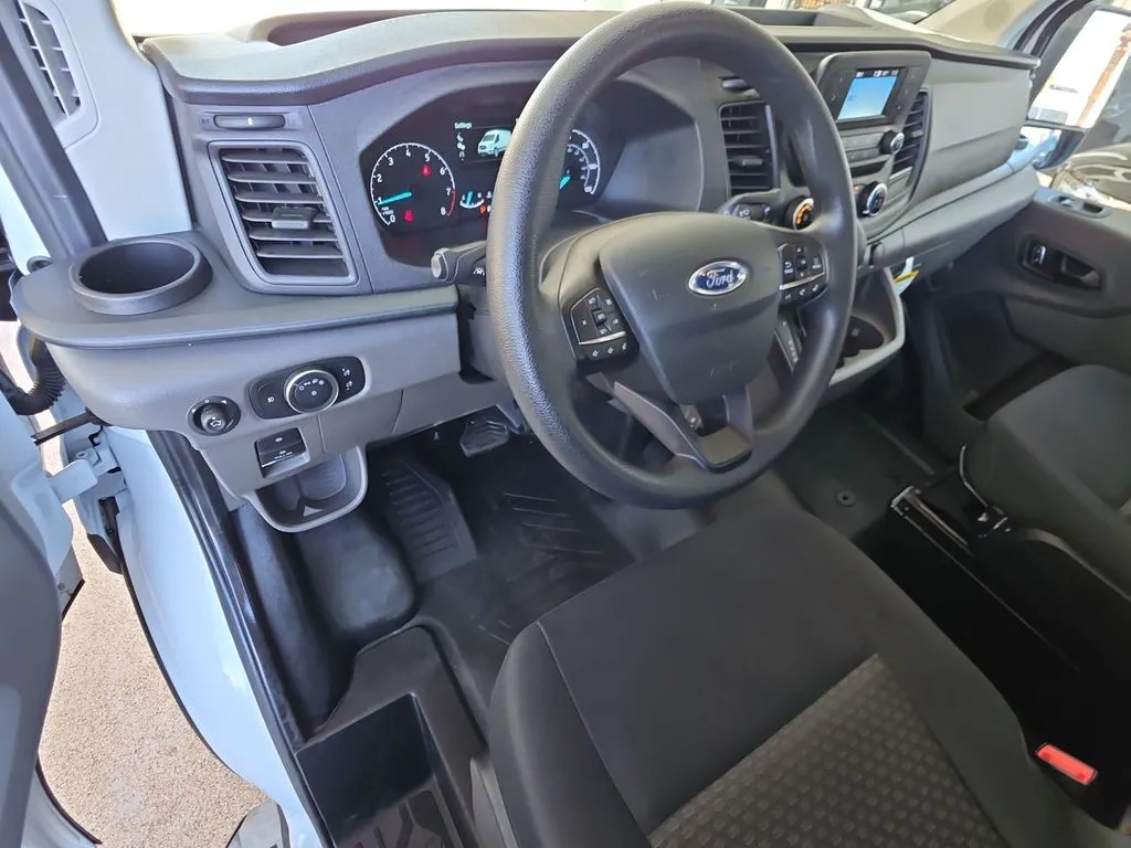 Ford Transit photo 10