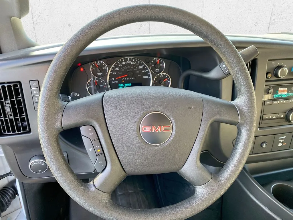 GMC Savana photo 11