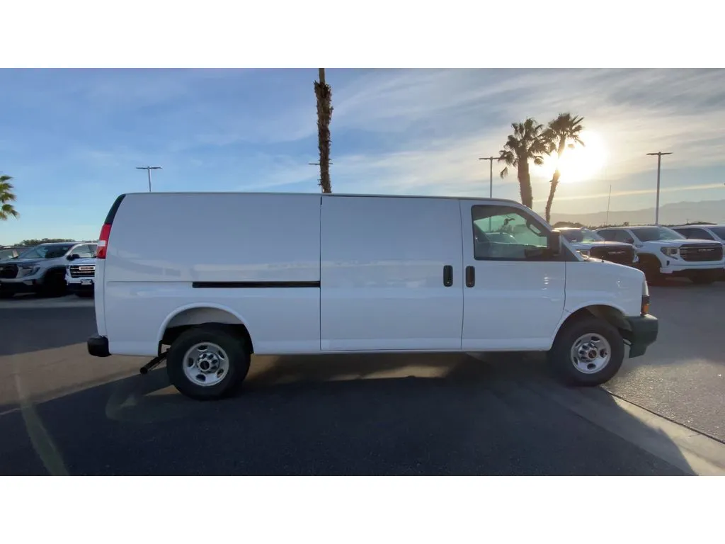 GMC Savana photo 9