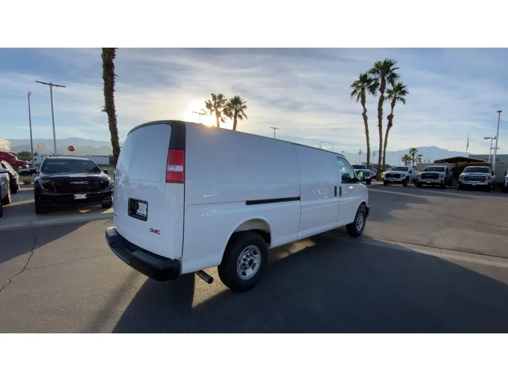 GMC Savana photo 8