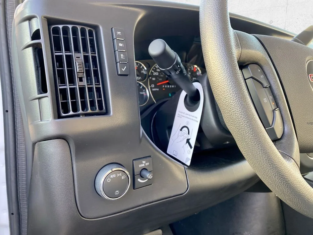 GMC Savana photo 17