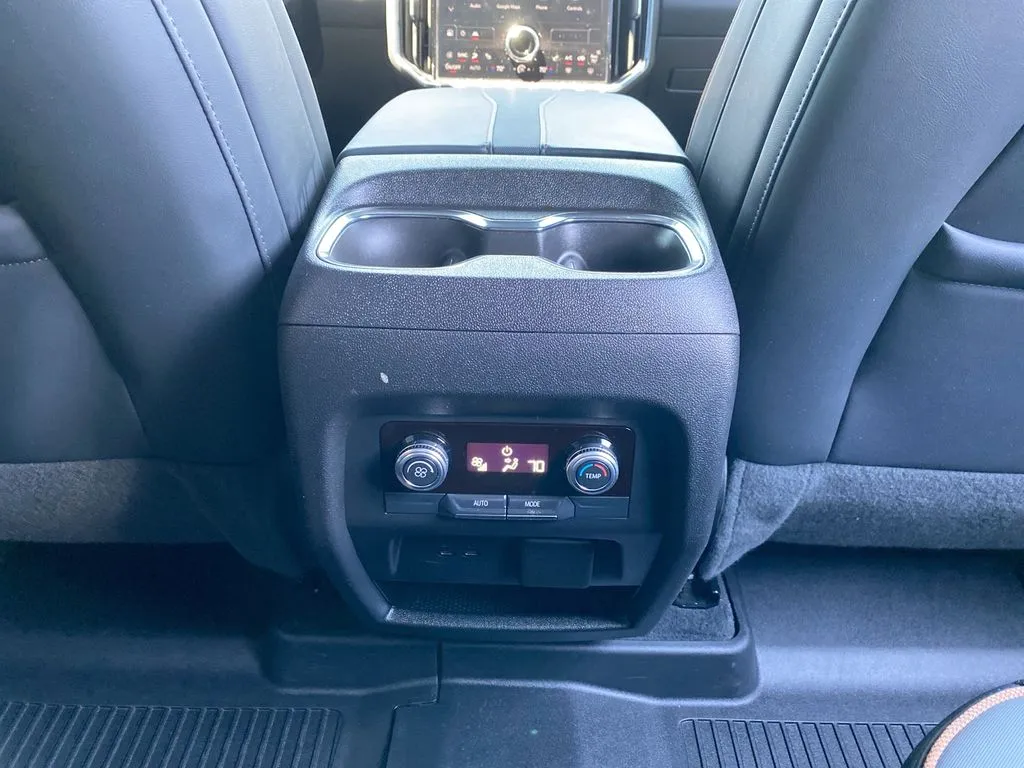GMC Acadia photo 24