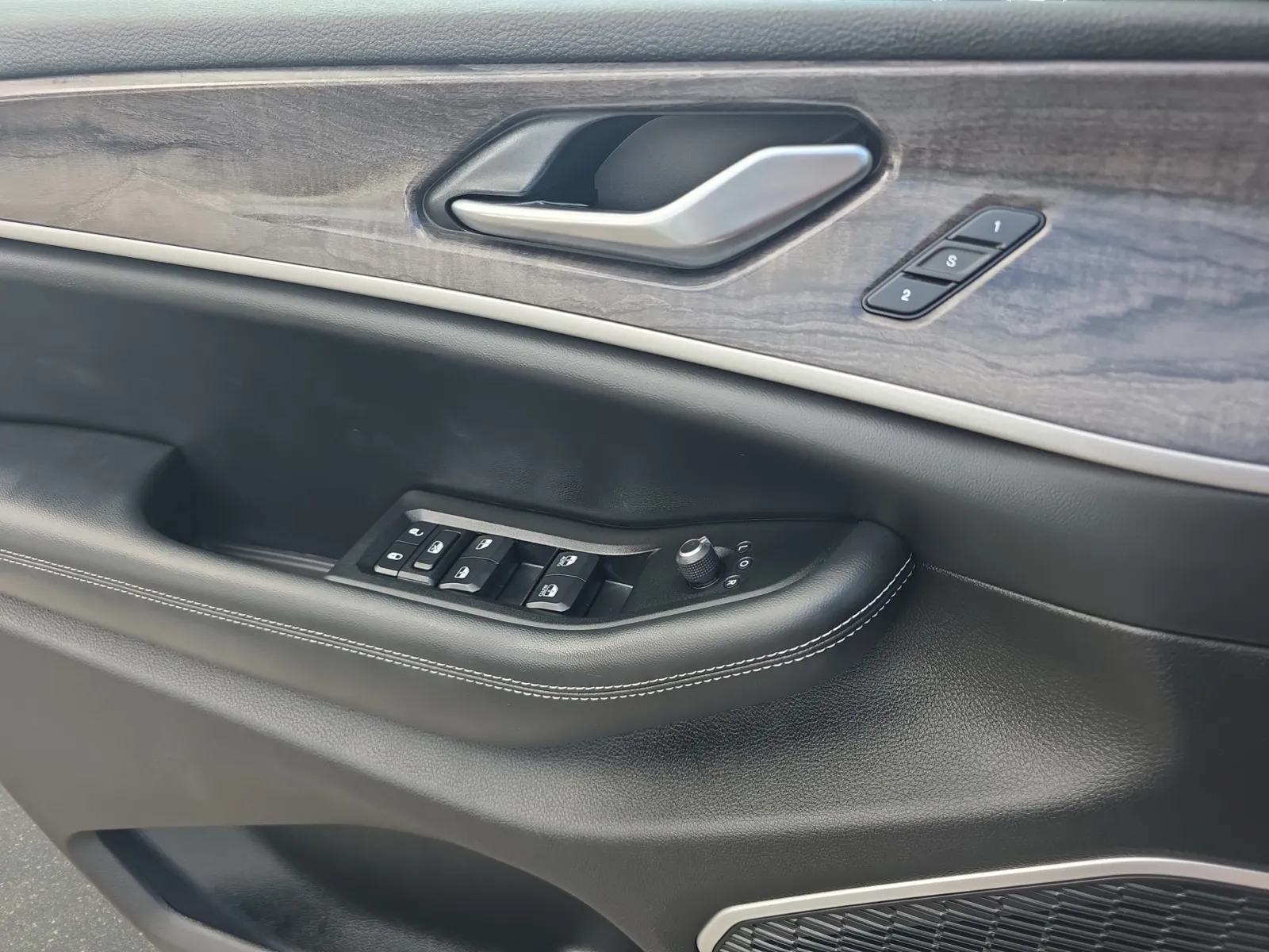 Jeep Grand Cherokee photo 24