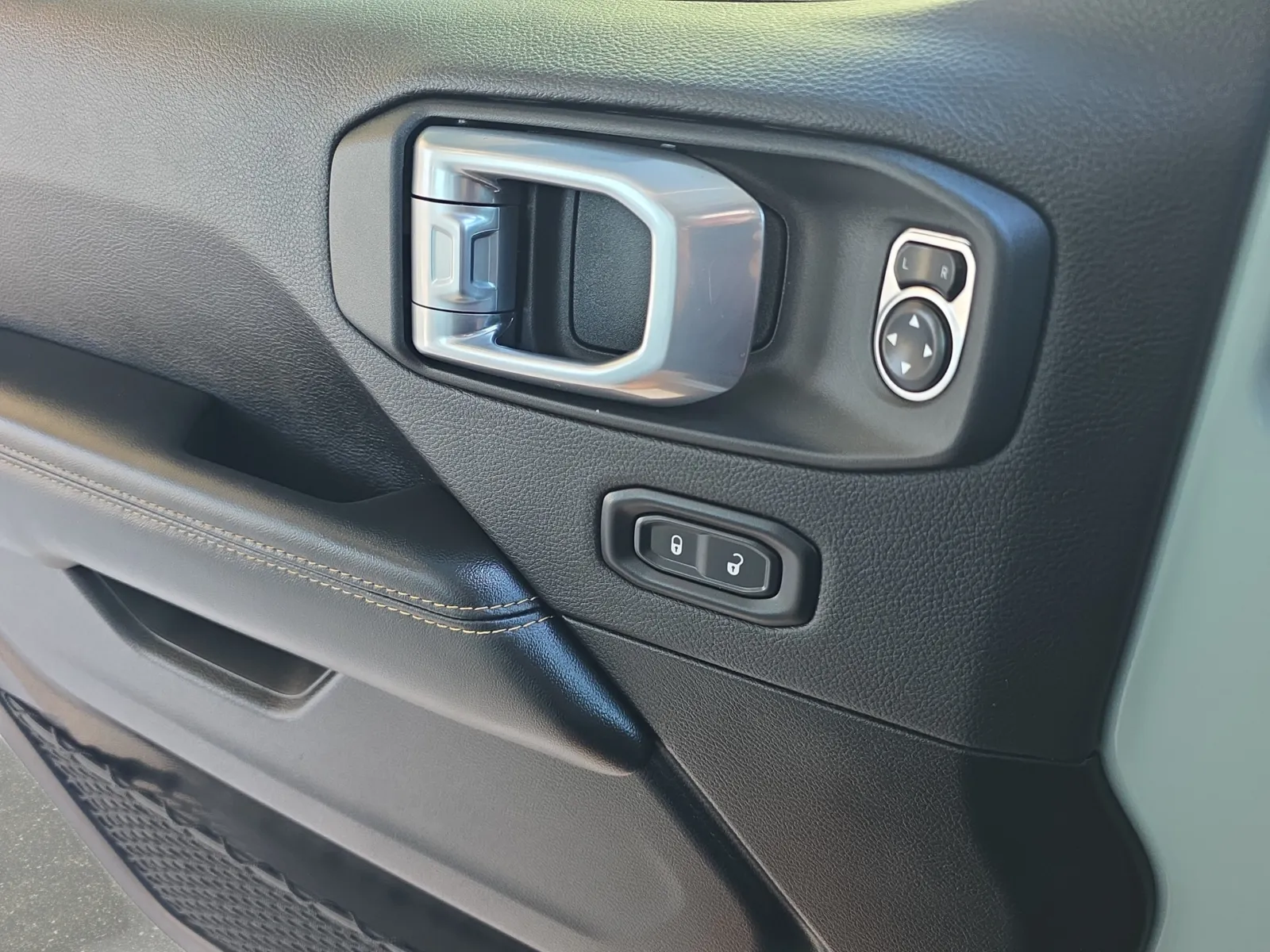 Jeep Wrangler photo 24