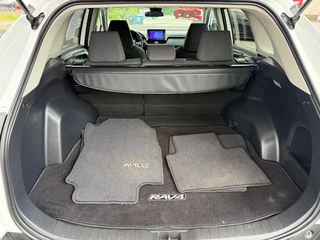 2023 Toyota RAV4 LE - Photo 16