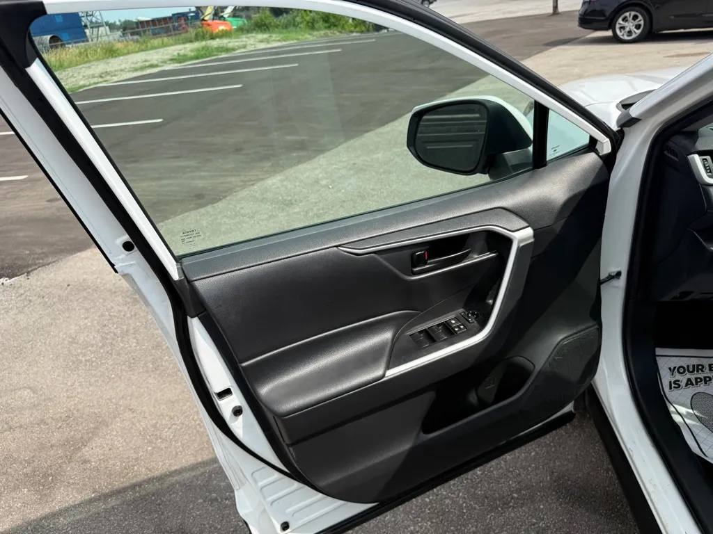 2023 Toyota RAV4 LE - Photo 19