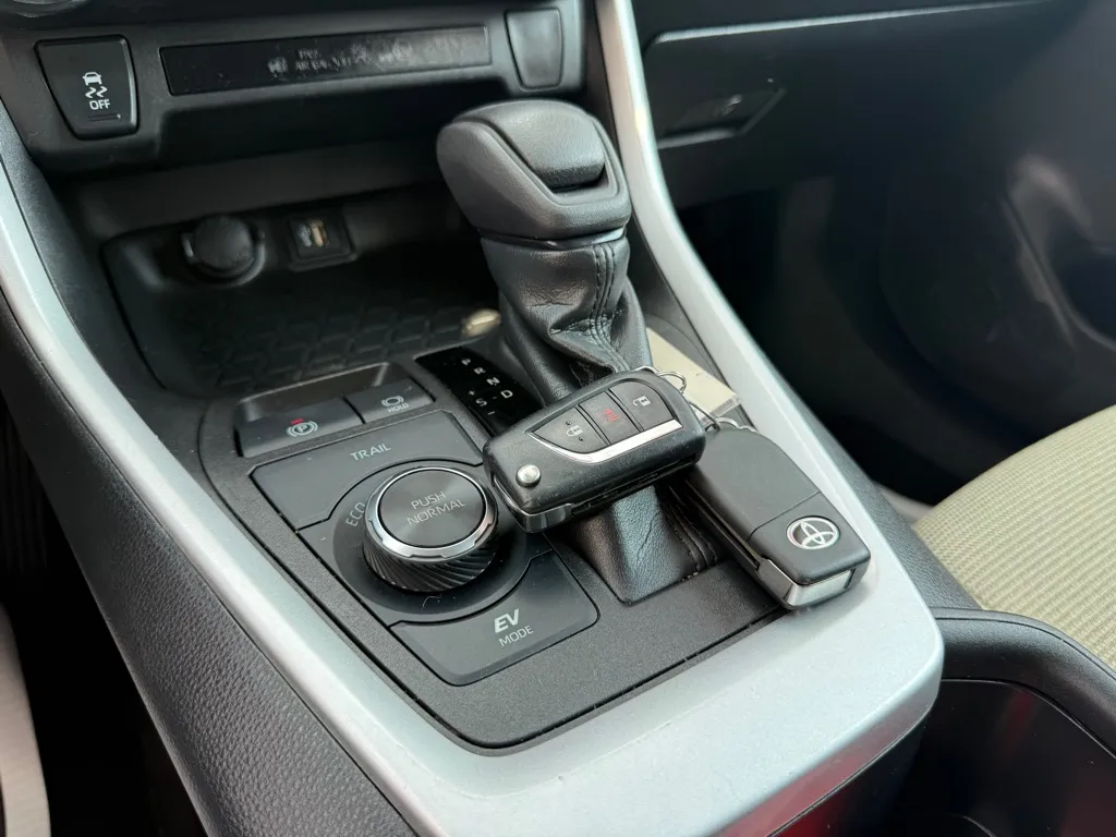 2023 Toyota RAV4 LE - Photo 26
