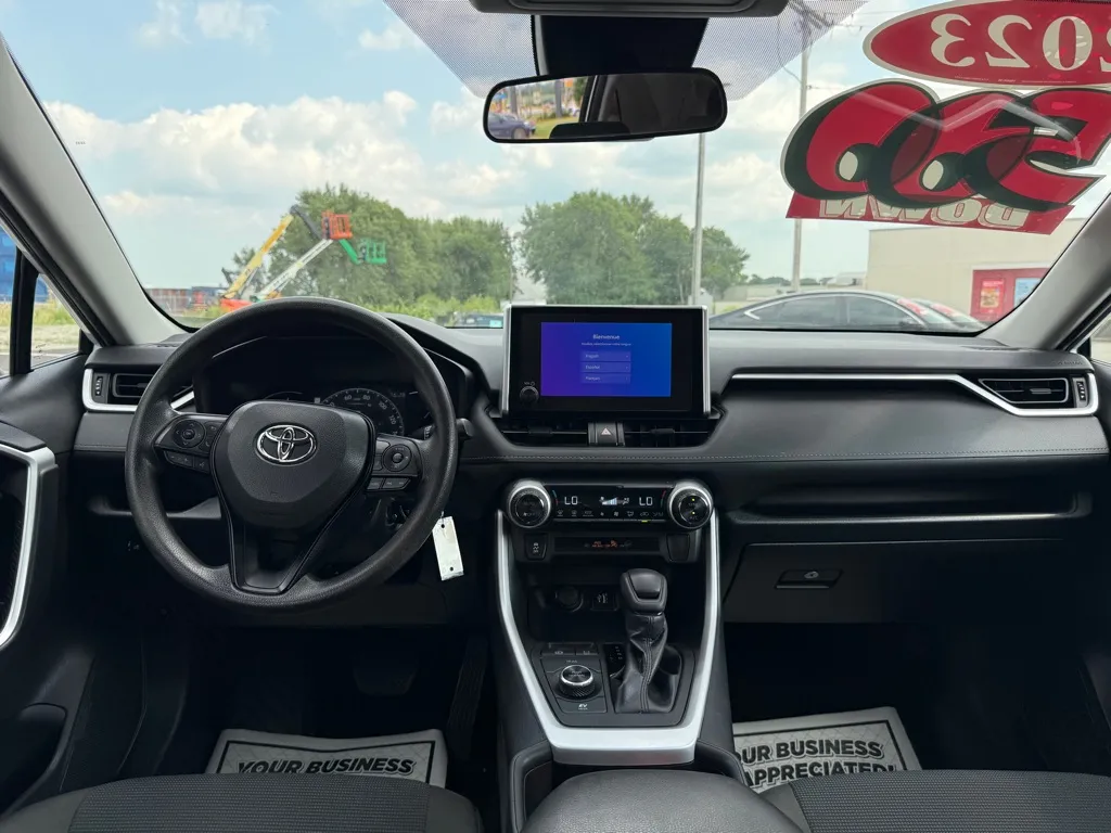 2023 Toyota RAV4 LE - Photo 18