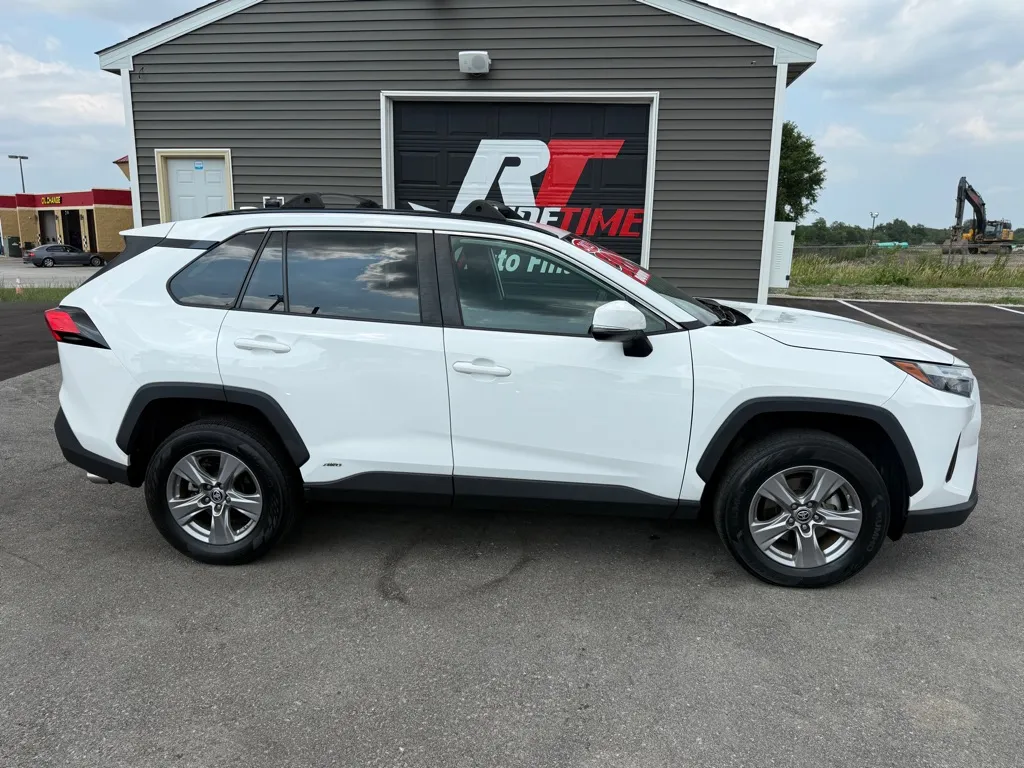 2023 Toyota RAV4 LE - Photo 14