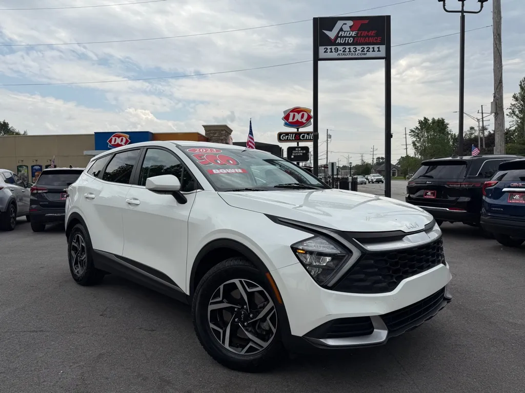 White 2023 KIA SPORTAGE LX for sale in Crown Point, IN