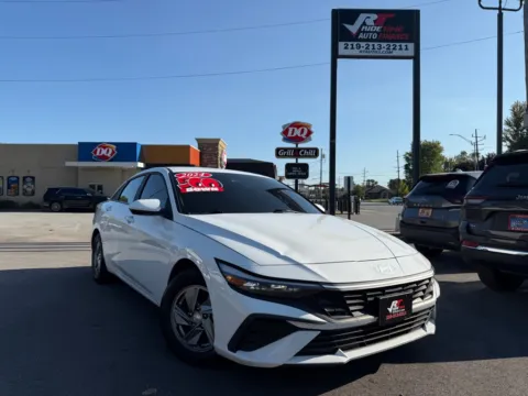 White 2024 HYUNDAI ELANTRA SE for sale in Crown Point, IN
