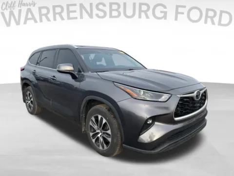 Gray 2022 Toyota Highlander XLE for sale in Warrensburg, MO