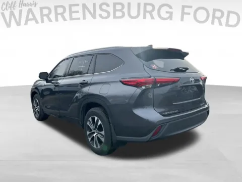 More photos of 2022 Toyota Highlander XLE at Warrensburg Ford, MO