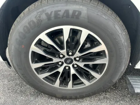 More photos of 2025 Ford Expedition Platinum at Warrensburg Ford, MO