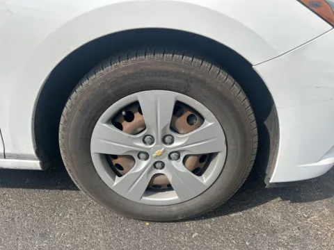 More photos of 2018 Chevrolet Cruze LS at Warrensburg Ford, MO