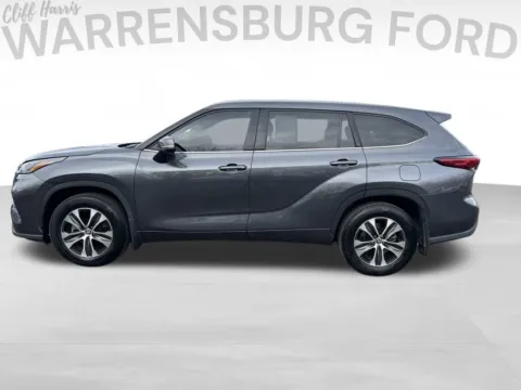 More photos of 2022 Toyota Highlander XLE at Warrensburg Ford, MO